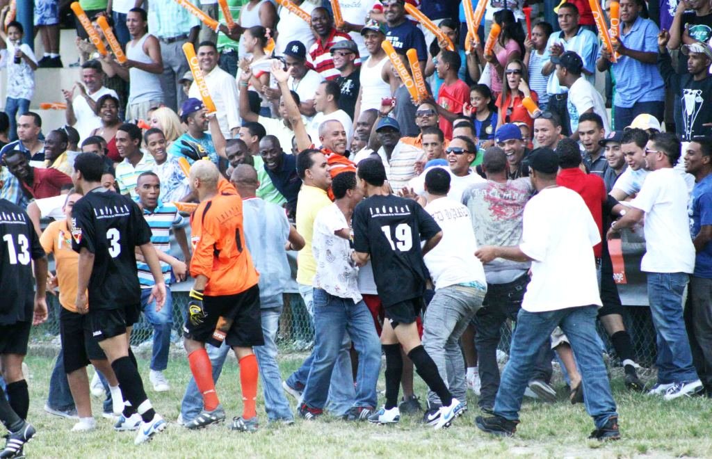 Celebración del equipo de Moca en la justa del 2010, donde ganaron su corona número 10 del Fútbol de República Dominicana